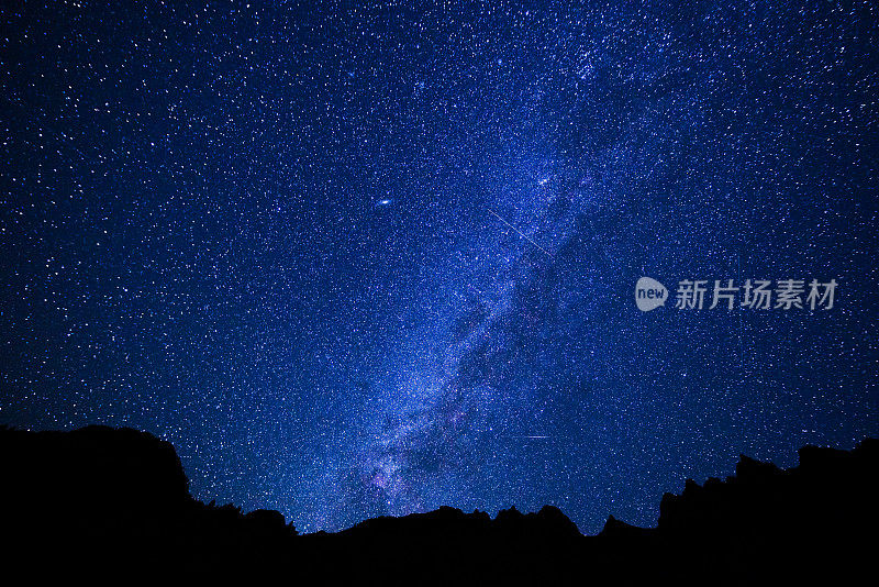 《黑夜与栗色湖中的星星》