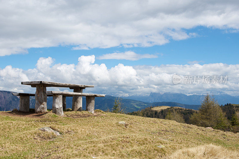 山里的野餐桌