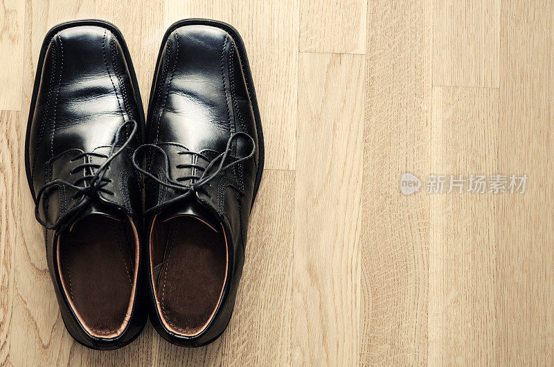 木地板上的一双礼服鞋