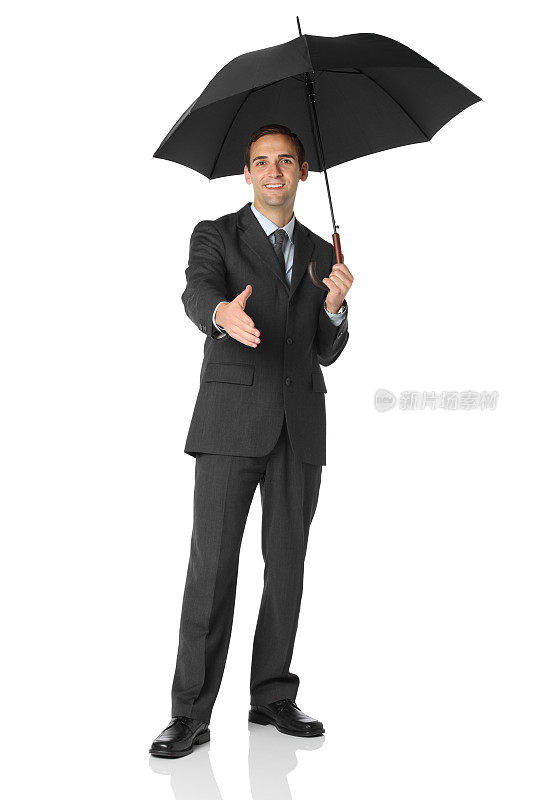 商人在伞下握手