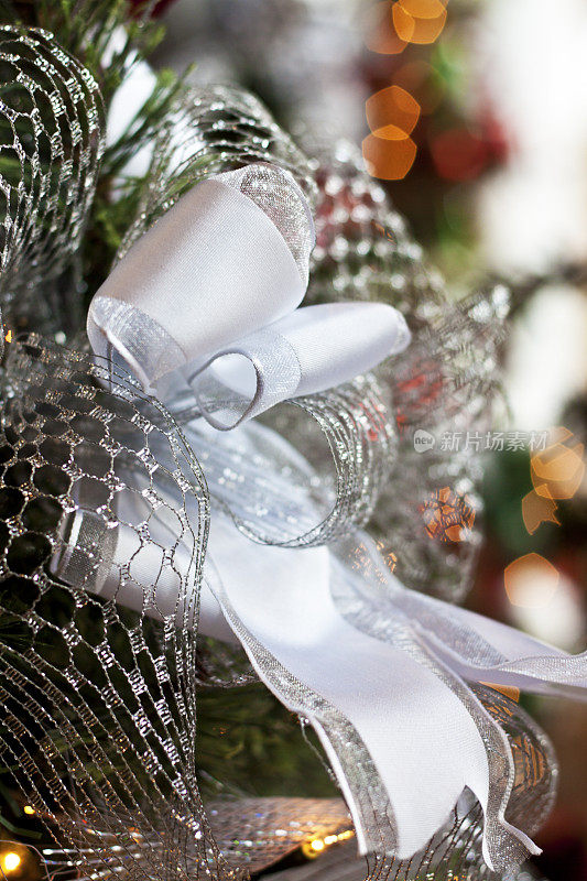 圣诞树:银色丝带装饰