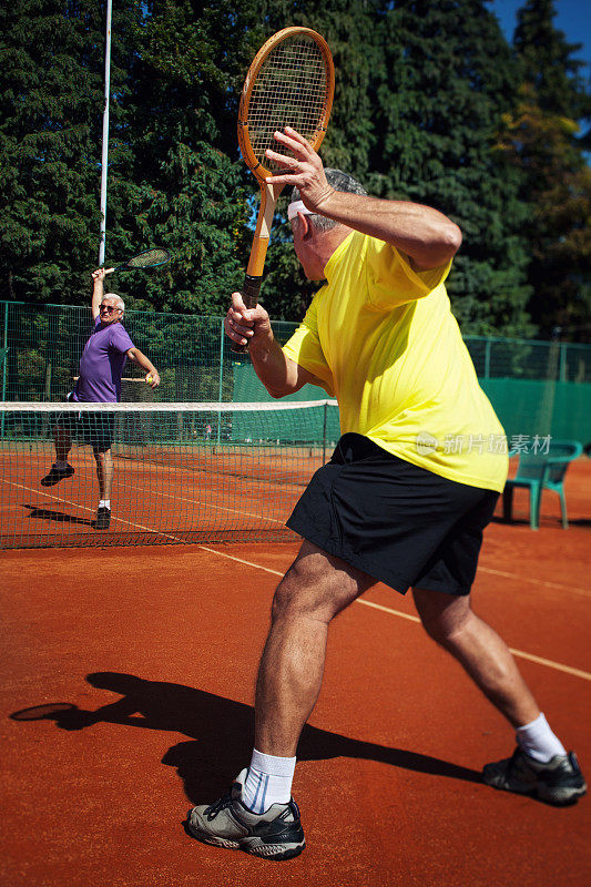 老年人打网球比赛