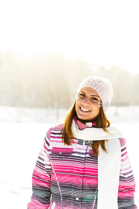 在雪地里戴着围巾和帽子的女人