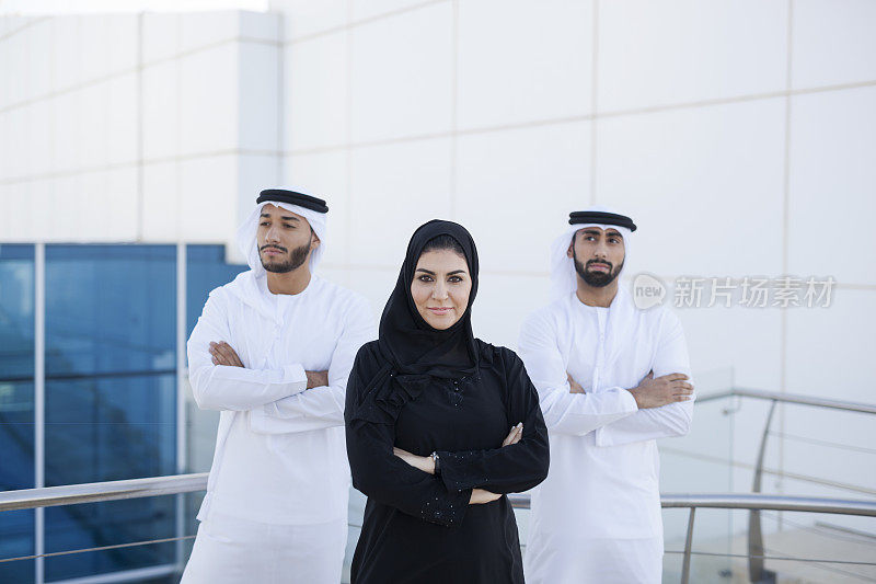 成功的阿拉伯女企业家在办公室前和同事们在一起