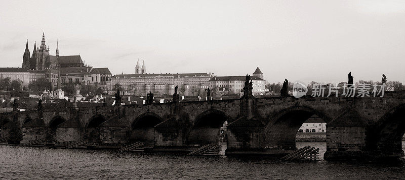 布拉格的城市风景黑与白查尔斯桥赫拉德卡尼