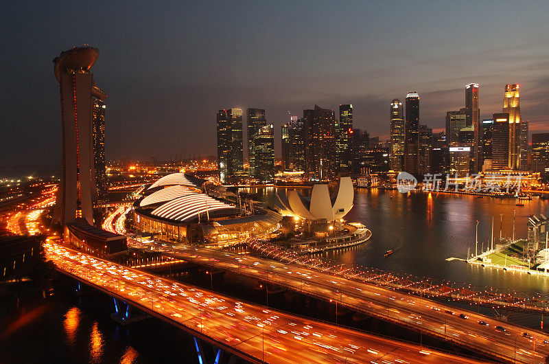 新加坡滨海区夜间城市天际线。