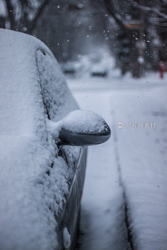 被雪覆盖的汽车