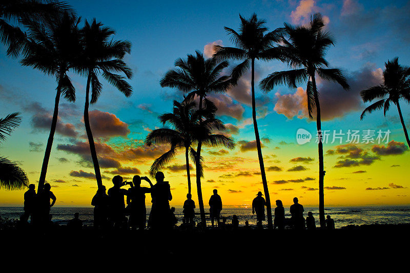 夏威夷岛日落与度假游客，考艾岛，夏威夷，美国