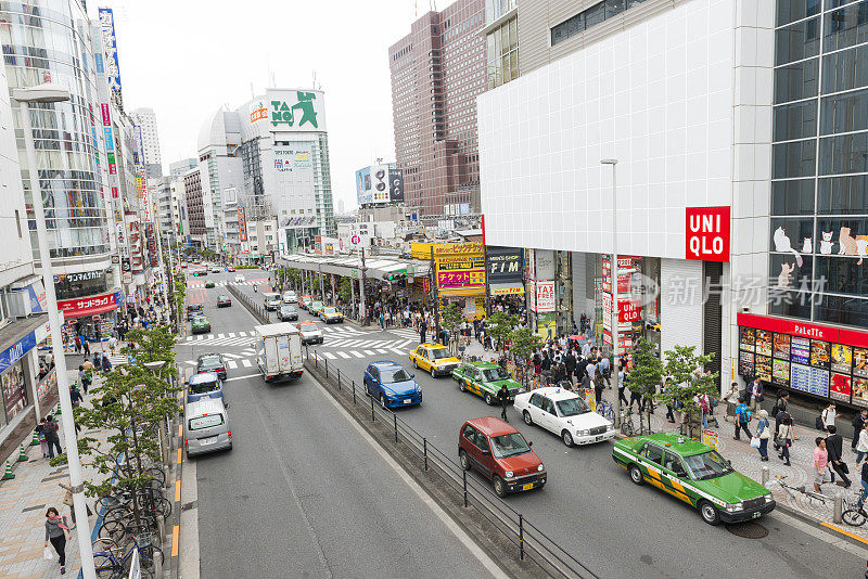 高角度的新宿街道与汽车东京日本