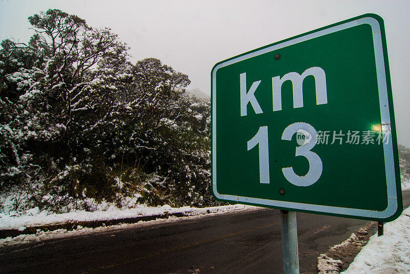 警告:雪覆盖的道路-乌鲁比西，圣卡塔琳娜，巴西