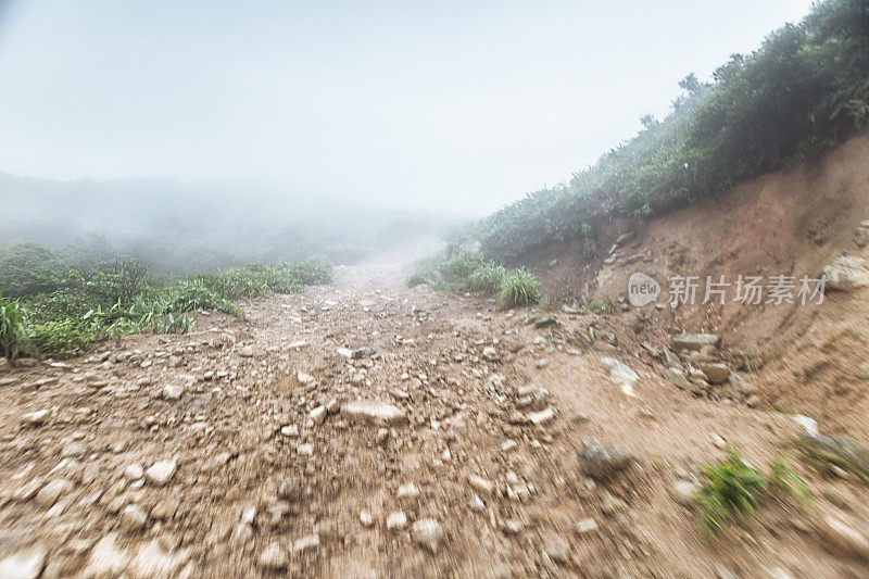 鹅卵石路在薄雾下晃动，在山中模糊