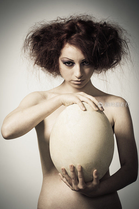 现代:拿着人类卵子的女人