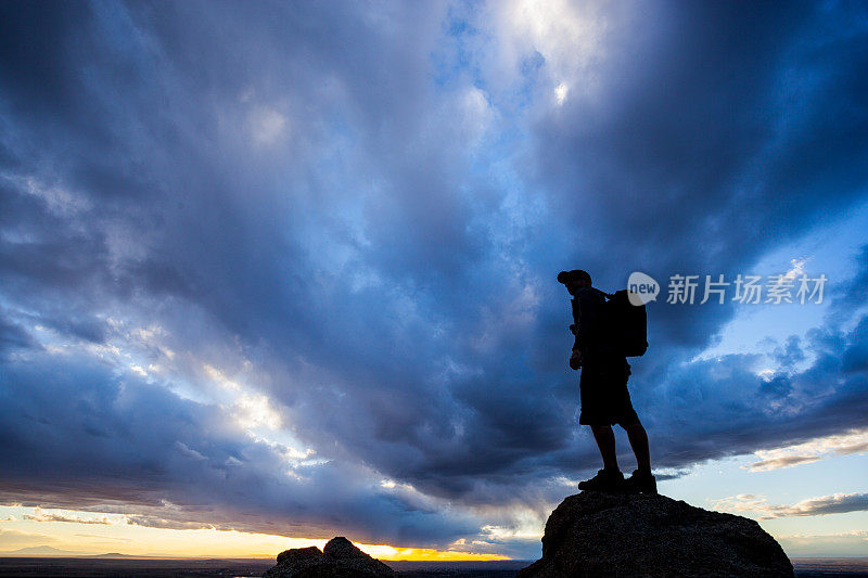 夕阳剪影人戏剧性的天空