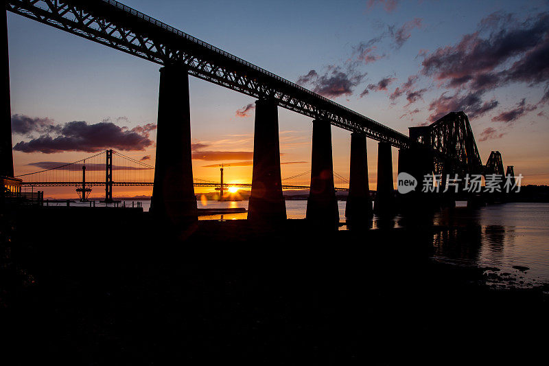 福斯铁路桥在天空和夕阳下的剪影