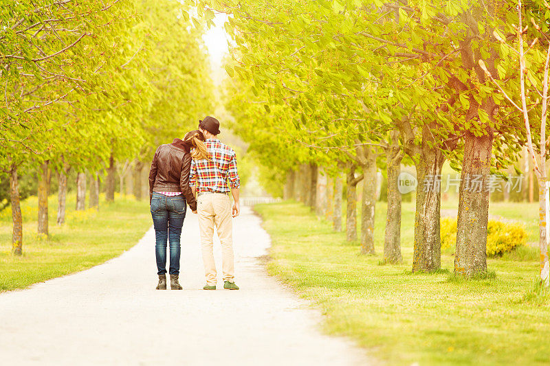 一对年轻夫妇在公园里散步
