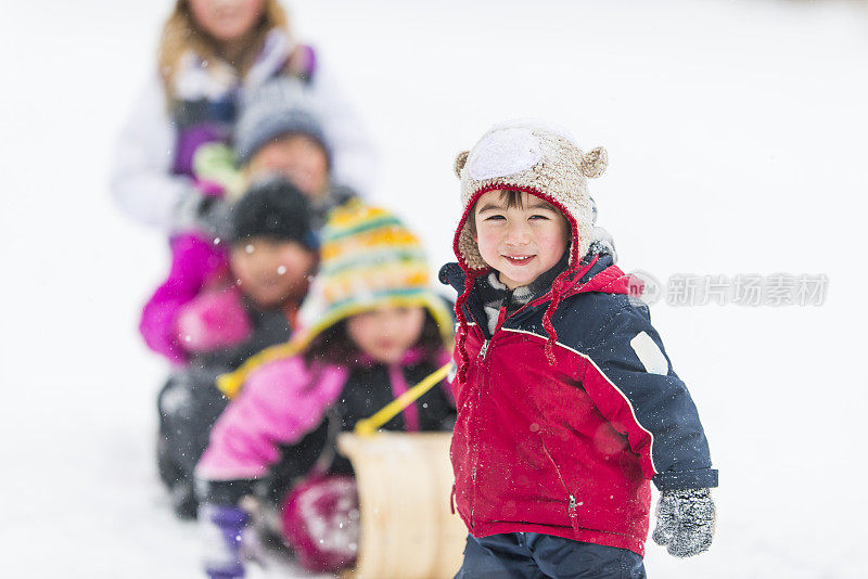 孩子们在雪橇山上滑雪