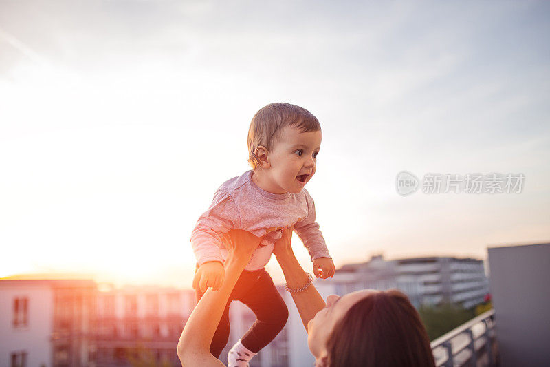 女超人在欣赏日落