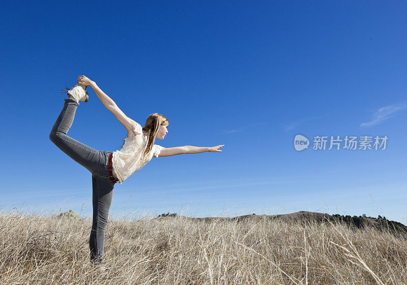 十几岁的女孩在户外练习体操