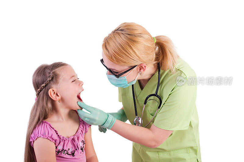 小女孩在看医生，做一般体检
