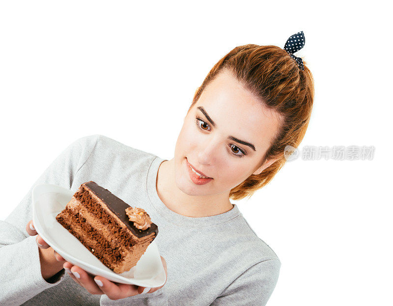 年轻女子非常想吃香甜的巧克力蛋糕