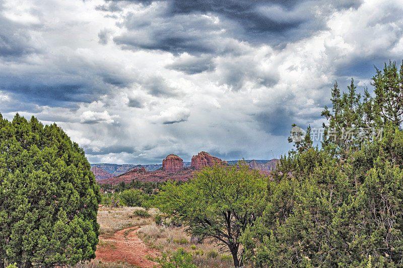 多云天空下的教堂岩石塞多纳亚利桑那州立公园