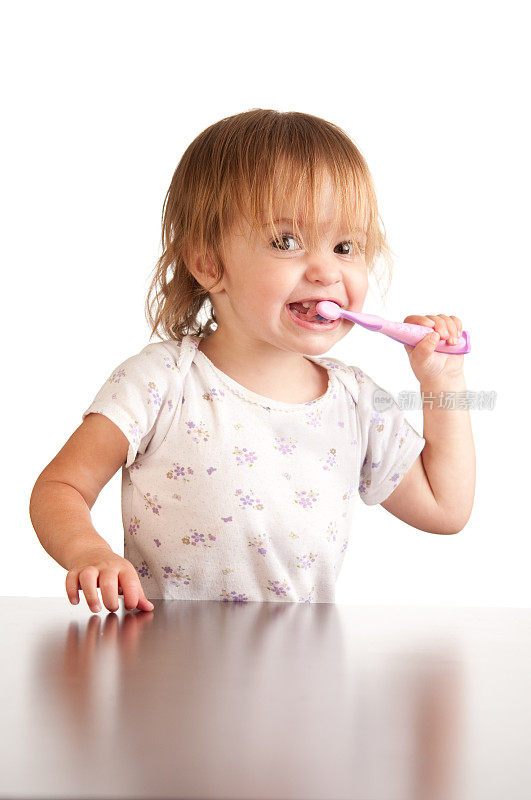婴儿在刷牙。