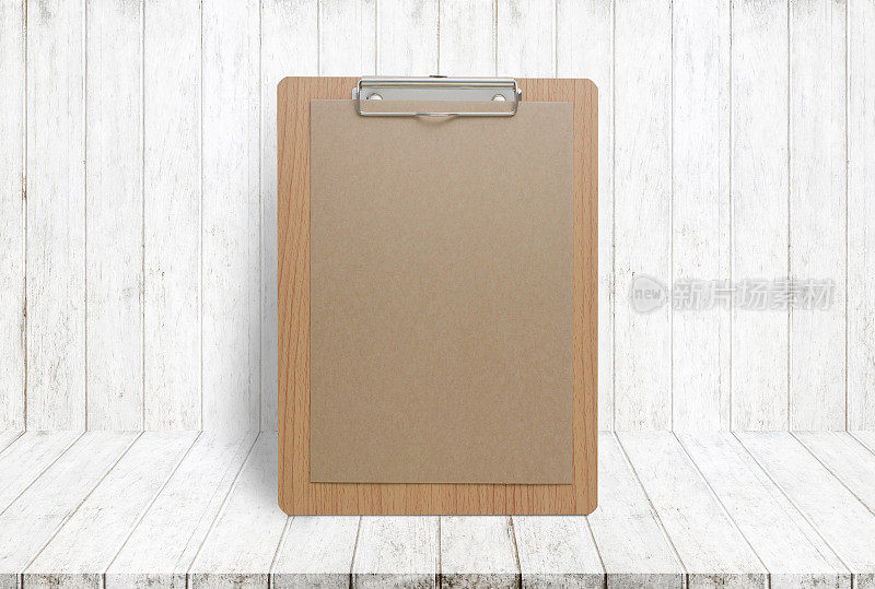 空白的生态纸记事本在木头桌上的旧木墙，模板模拟添加你的设计。