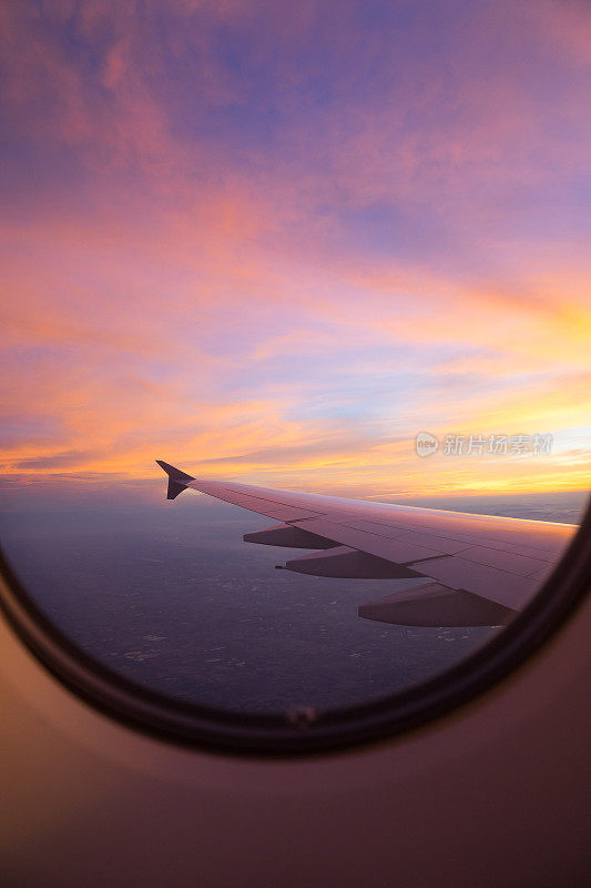 夕阳的天空从飞机窗口