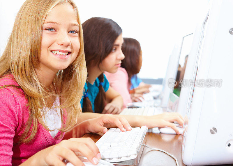 快乐的孩子们坐在一起玩电脑