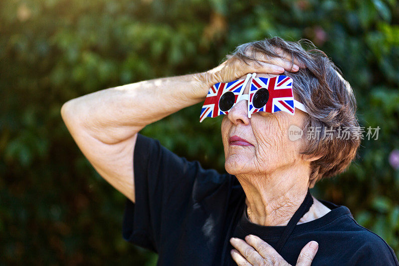 戴着英国国旗太阳镜的资深女性对英国脱欧感到绝望