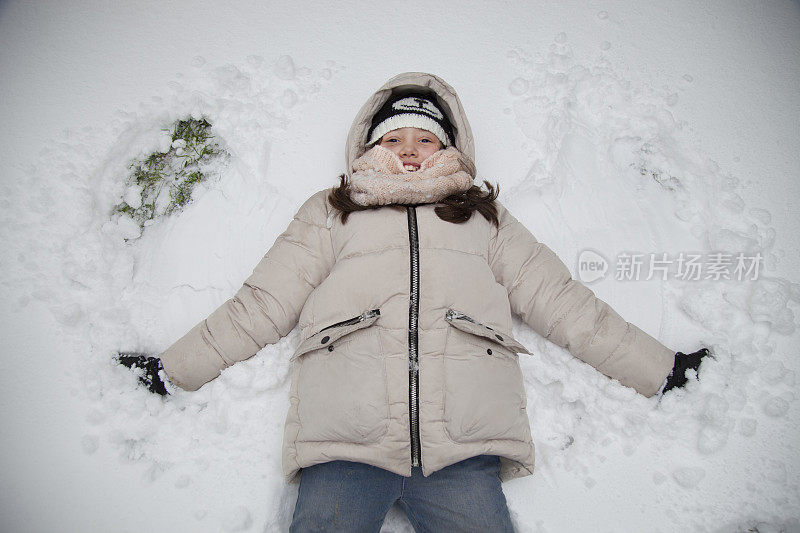 女孩躺在雪地里的地上