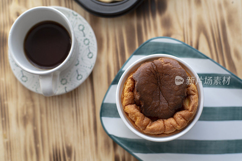 自制烘焙:蛋奶酥纸杯蛋糕和咖啡