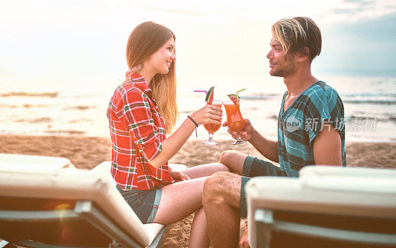 年轻夫妇在海边度假放松