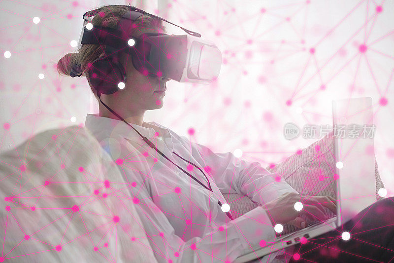 女性使用虚拟现实头盔和笔记本电脑