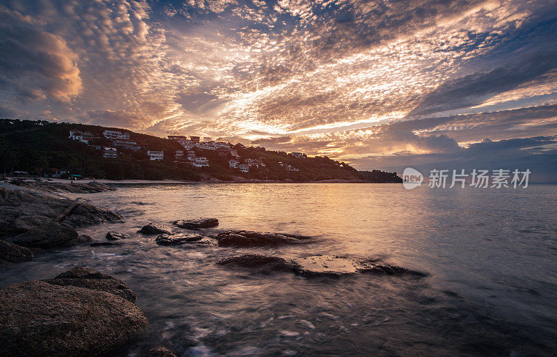 海面上的日落，天空阴沉