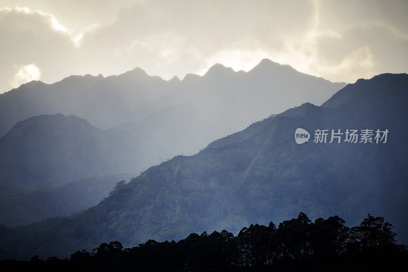 夏威夷考艾岛，郁郁葱葱的Makaleha山