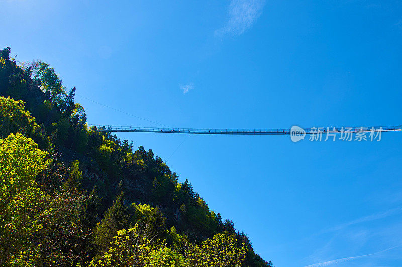 悬崖上的吊桥。蓝天，人正站。德国,highline179。