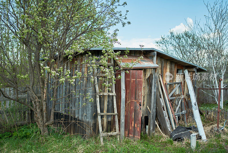 乡下后院的旧木谷仓