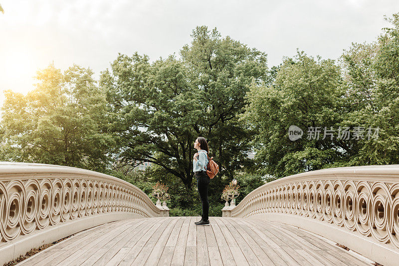 在中央公园旅行的年轻女子