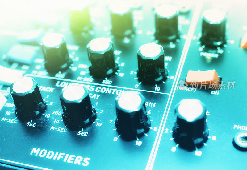 制作电子音乐的复古模拟合成器控制面板