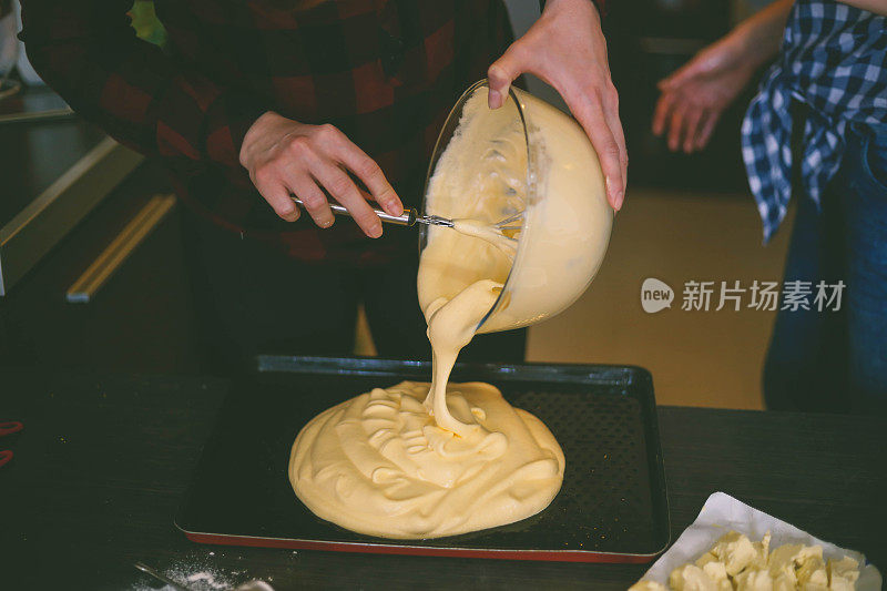 奶油芝士糖霜混合在一个玻璃碗的特写