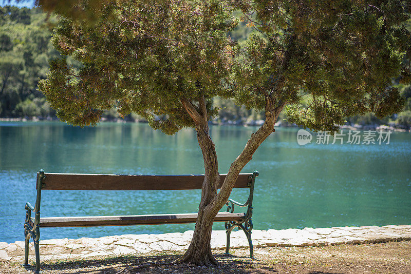 克罗地亚Mljet岛，大湖边一棵小树下的长椅