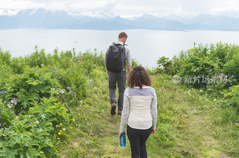 一对情侣在阿拉斯加海湾徒步旅行