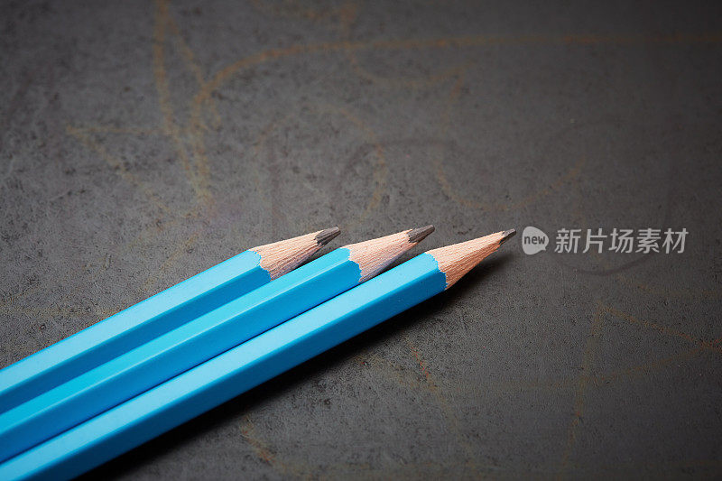 在有纹理的背景下使用铅笔