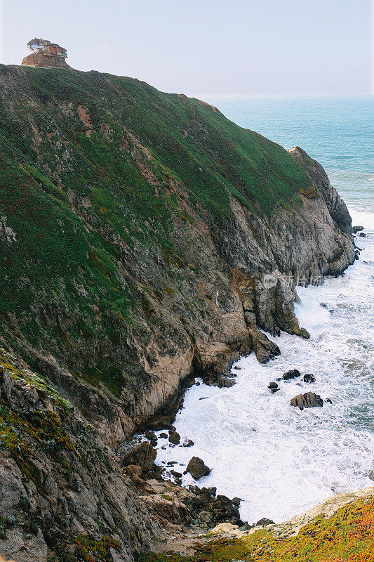 加利福尼亚海岸的岩石峭壁