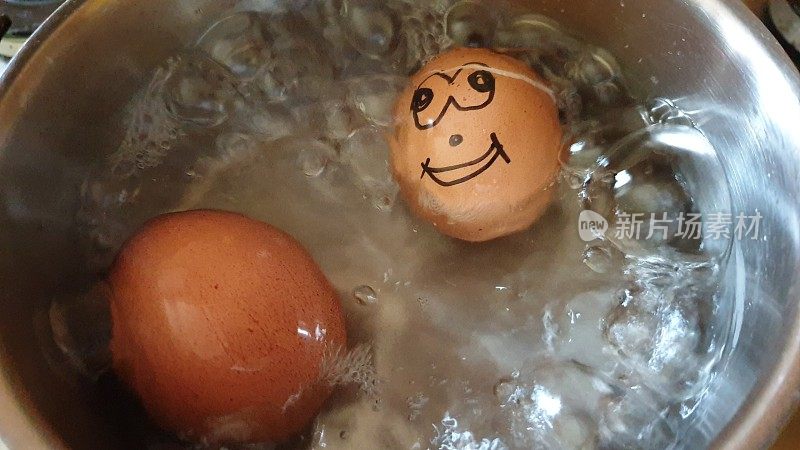 鸡蛋面在锅里的沸水中