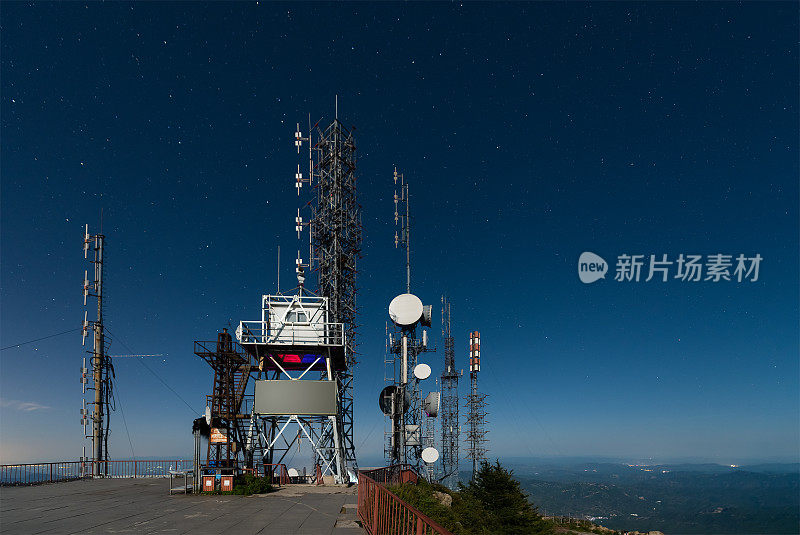 蜂窝通信塔的移动电话和视频数据传输下的星