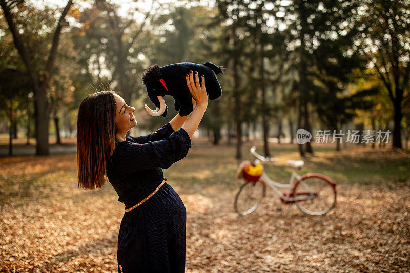 年轻女子在公园玩填充玩具