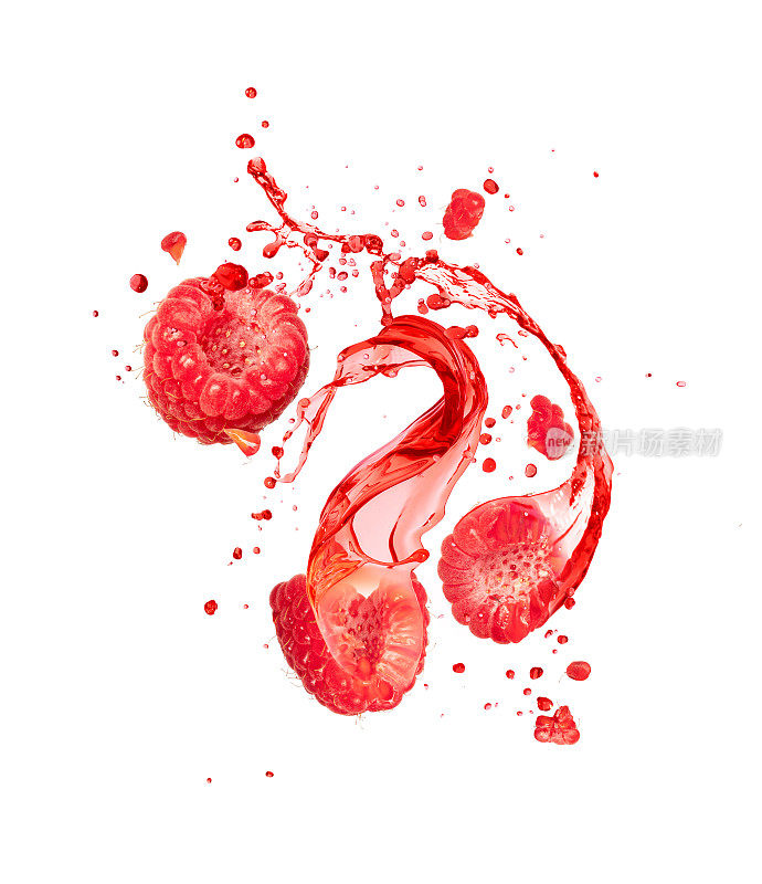 果汁从切下来的树莓上溅出，在白色的背景上