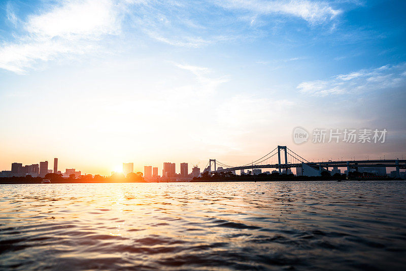 日本东京，虹桥横跨海湾